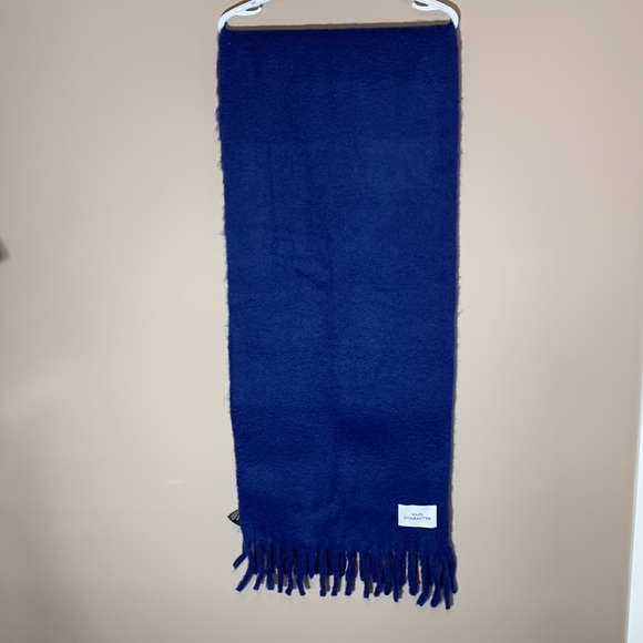 Aritzia Main Character scarf. Acrylic. Royal blue. - Picture 3 of 7